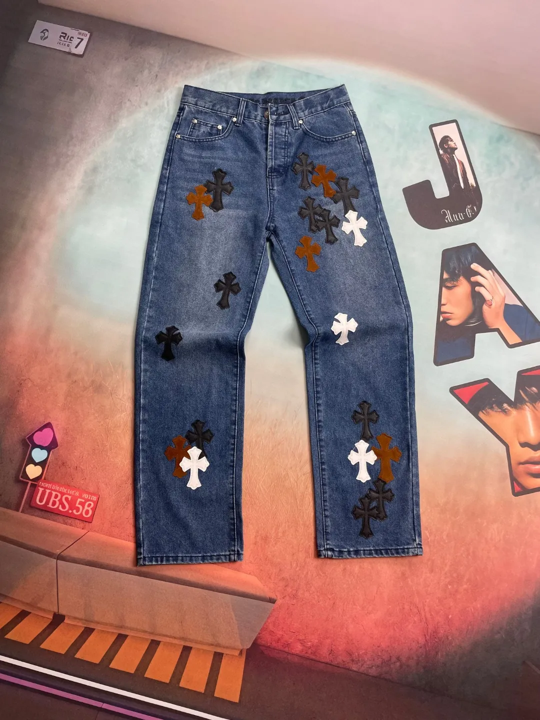 🅿️280 🔘Style number-KL125 🔘Cro Xin𝐂𝐡𝐫𝐨𝐦𝐞 𝐇𝐞𝐚𝐫𝐭 Matty Boy Sex Records series limited edition leather multi-color high street work jeans* [same style as Wang Chuqin] Among Cro Xin’s many items, this CH Jeans are the best. The production process is extremely complicated. The finished product needs to be washed first, then disassembled. The sheepskin cross skins are carefully sewn by hand, and then re-joined. The process is complicated and difficult to be detailed. Once you get it, you can intuitively feel the high-end texture that hits your face, and use your strength to explain what "good looks come first". It is made of beaded canvas fabric. After being washed with heavy water, the texture of the upper body becomes more mellow and the shape of the pants is also more straight. The whole trousers use three-dimensional cutting technology, and the shape is unique. The hardware is customized according to ZP genuine standards, and the thick beaded canvas fabric is not only soft after washing, but also has excellent breathability. Paired with an ingenious customized small leather label, the details are exquisite and simple yet elegant. The trousers are of exquisite workmanship, and every trace is neat and detailed, showing excellent quality.  Size: S M L XL XXL (28.30.32.34.36) Color: Blue